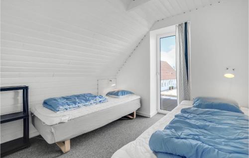 2 camas en una habitación con ventana en Cozy Home In Sydals With Wifi en Kegnæshøj