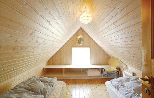 SnogebækにあるTefresの木製の大きな天井の客室で、ベッド2台が備わります。
