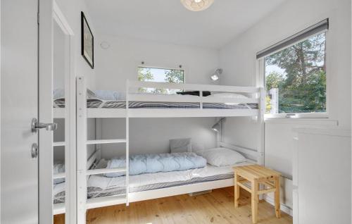 Kirke-HyllingeにあるBeautiful Home In Kirke Hyllinge With 2 Bedrooms And Wifiのベッドルーム1室(白い二段ベッド、窓付)