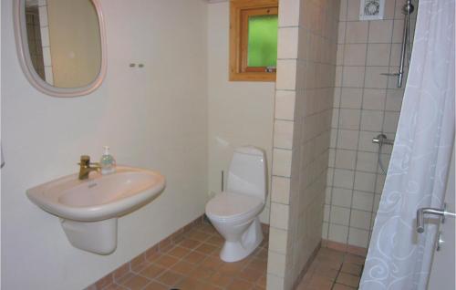 ein Bad mit einem Waschbecken und einem WC in der Unterkunft Lrkereden, in Allinge