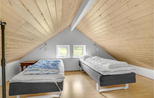 En eller flere senge i et værelse på Cozy Home In Dragr With Wifi