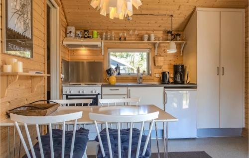 Una cocina o cocineta en 2 Bedroom Amazing Home In Nexø