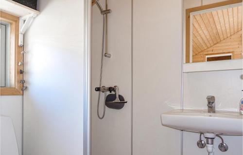 La salle de bains est pourvue d'un lavabo et d'une douche. dans l'établissement 2 Bedroom Amazing Home In Nex, à Neksø