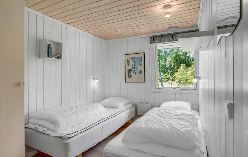 ロモ・キルケビーにあるAmazing Home In Rm With 4 Bedrooms, Sauna And Wifiの白いベッドルーム(ベッド2台、窓付)