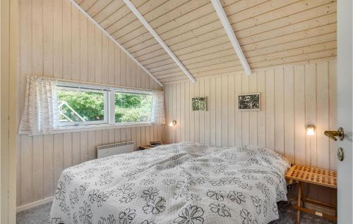 Houにある3 Bedroom Cozy Home In Tranekrのベッドルーム(ベッド1台、窓付)