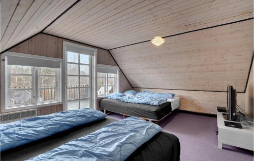 Postel nebo postele na pokoji v ubytování Amazing Home In Oksbl With Sauna