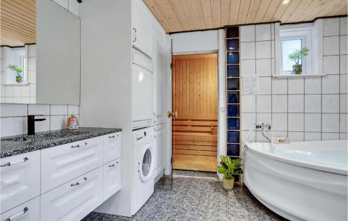 Koupelna v ubytování Amazing Home In Oksbl With Sauna