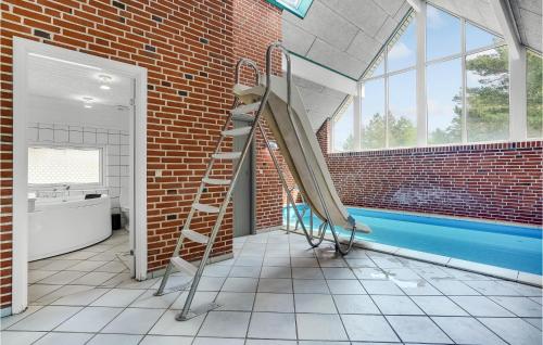 ToftumにあるAwesome Home In Rm With 6 Bedrooms, Sauna And Wifiのスイミングプールの隣にハシゴ付きのバスルーム