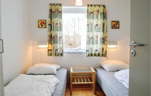 Llit o llits en una habitació de Lovely Home In Hirtshals With Indoor Swimming Pool