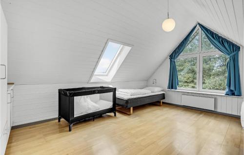 ToftumにあるAwesome Home In Rm With 6 Bedrooms, Sauna And Wifiのリビングルーム(テレビ、窓付)