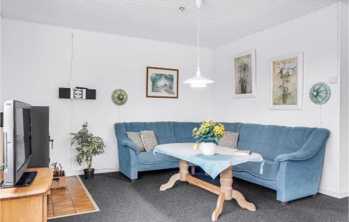 TV a/nebo společenská místnost v ubytování Two-Bedroom Holiday Home In Tarm