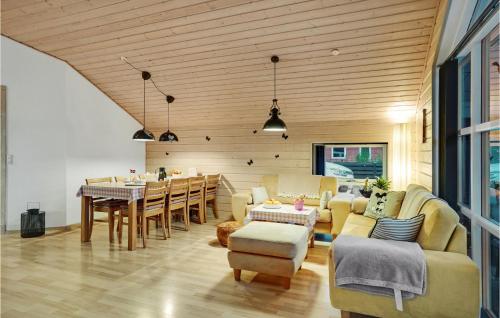 sala de estar con sofá, mesa y sillas en Pet Friendly Home In rsted With Kitchen, en Ørsted