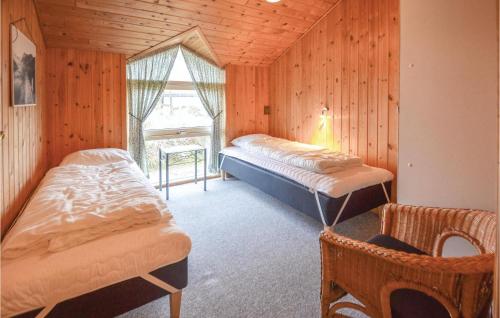 クリムトラにあるBeautiful Home In Thisted With 3 Bedrooms, Sauna And Wifiのベッドルーム1室(ベッド2台、窓付)