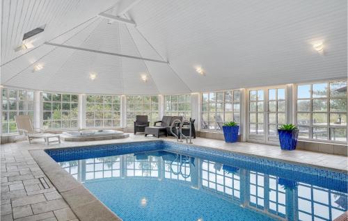 ロモ・キルケビーにあるStunning Home In Rømø With Kitchenの窓付きの広い部屋を提供する家のスイミングプールを利用できます。