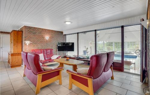 ロモ・キルケビーにあるStunning Home In Rømø With Kitchenのリビングルーム(椅子、テーブル、テレビ付)