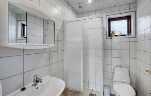 Cozy Apartment In Rm With Kitchen في رومو كيركيبي: حمام أبيض مع حوض ومرحاض