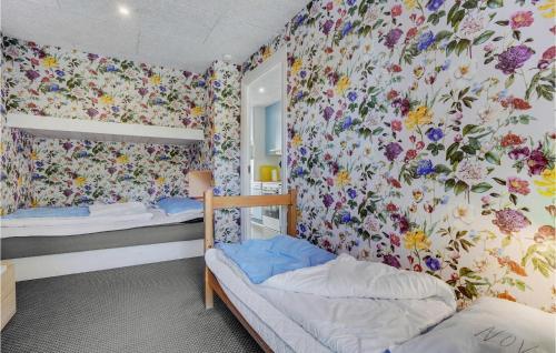 Cozy Apartment In Rm With Kitchen في رومو كيركيبي: غرفة نوم مع سريرين بطابقين مع ورق جدران زجاجي
