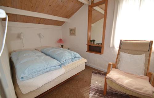 1 dormitorio con cama con sábanas azules y silla en Beautiful Home In Thisted With Wifi en Sønder Vorupør