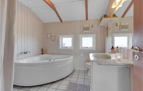 een grote witte badkamer met een bad en een toilet bij Beautiful Home In Hejls With Kitchen in Hejls