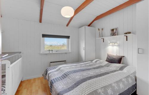 een slaapkamer met een bed en een raam bij Beautiful Home In Hejls With Kitchen in Hejls
