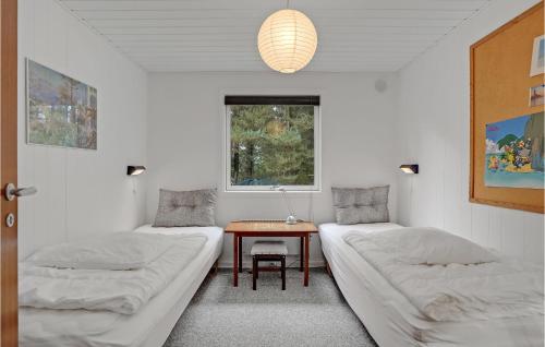Bøtø ByにあるAmazing Home In Vggerlse With 3 Bedroomsのリビングルーム(ベッド2台、テーブル付)