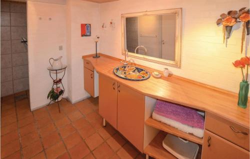 y baño con lavabo y espejo. en Beautiful Home In Broby With 2 Bedrooms And Wifi, en Brobyværk