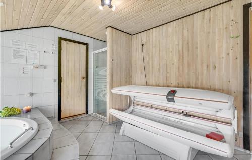 een badkamer met een bad en een wastafel bij Rino in Blåvand