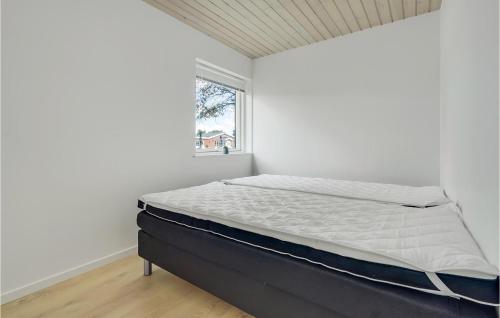 uma cama num quarto branco com uma janela em Gorgeous Apartment In Slagelse With Kitchen em Slagelse