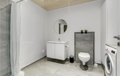 uma casa de banho branca com um WC e um lavatório em Gorgeous Apartment In Slagelse With Kitchen em Slagelse