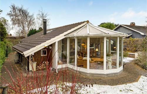 a conservatory with a roof on a house at 2 Bedroom Amazing Home In Slagelse in Slagelse