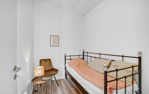 Amazing Home In Spttrup With Wifi tesisinde bir odada yatak veya yataklar