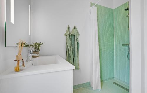 Kylpyhuone majoituspaikassa Amazing Home In Spttrup With Wifi