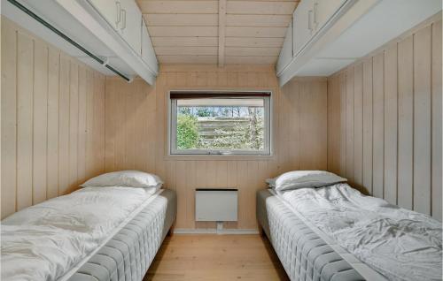 2 Betten in einem kleinen Zimmer mit Fenster in der Unterkunft 2 Bedroom Beautiful Home In Slagelse in Slagelse