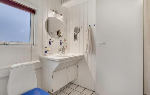 bagno bianco con lavandino e specchio di 2 Bedroom Beautiful Home In Slagelse a Slagelse