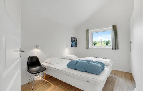 ロモ・キルケビーにあるBeautiful Home In Rm With 4 Bedrooms, Sauna And Wifiの白いベッドルーム(ベッド1台、窓付)