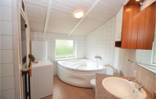 Et badeværelse på Amazing Home In Vggerlse With 3 Bedrooms, Sauna And Wifi
