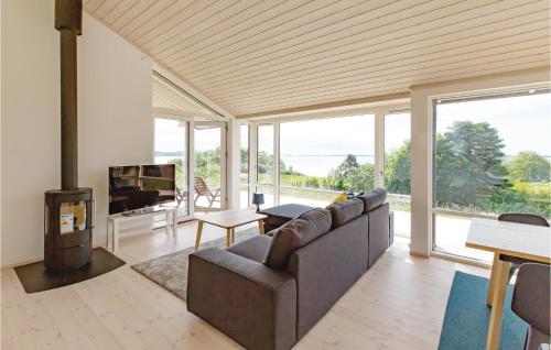 salon z kanapą i kominkiem w obiekcie Three-Bedroom Holiday Home In Kalundborg w mieście Kalundborg
