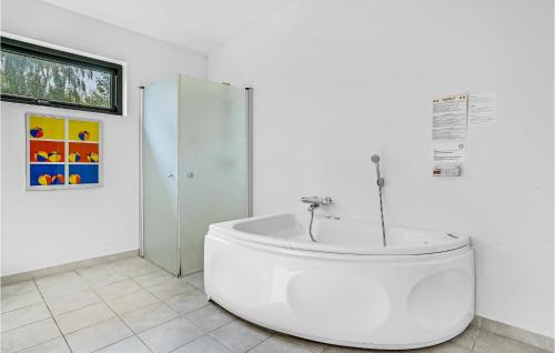 エーベルトフトにあるBeautiful Home In Ebeltoft With 5 Bedrooms And Wifiの白いバスルーム(バスタブ、シャワー付)