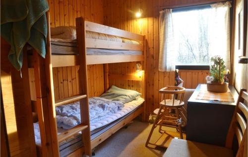 Oksbølにある3 Bedroom Gorgeous Home In Oksblのベッドルーム1室(二段ベッド2組、デスク付)