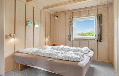 HemmetにあるAmazing Home In Hemmet With 3 Bedrooms, Sauna And Wifiの窓付きの部屋にベッド付きのベッドルーム1室があります。
