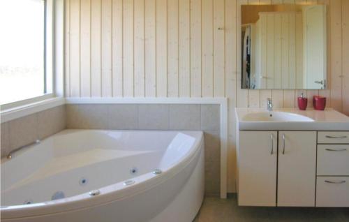 baño con bañera grande y lavamanos en Nice Home In Faaborg With Wifi, en Bøjden