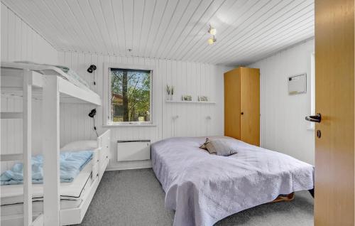 Lønne HedeにあるAwesome Home In Nrre Nebel With 2 Bedrooms And Wifiのベッドルーム1室(二段ベッド2台、窓付)が備わります。