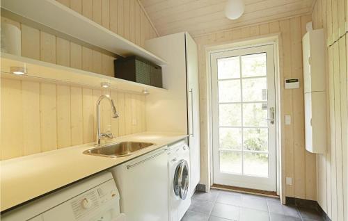 Vester Sømarken的住宿－Cozy Home In Aakirkeby With Wifi，厨房配有水槽和洗衣机