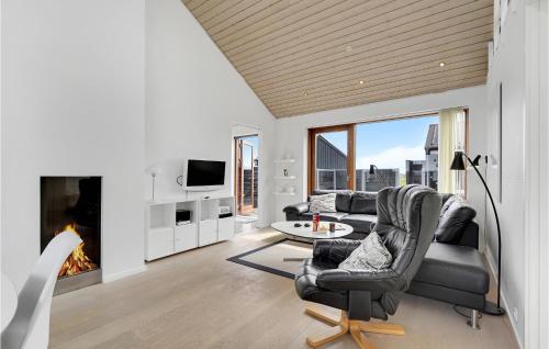un soggiorno con divano, sedia e camino di Holiday Home Lakolk Denmark Iii a Bolilmark