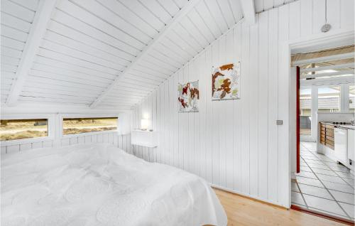 BjerregårdにあるLovely Home In Hvide Sande With Wifiの白いベッドルーム(大型ベッド1台、窓付)