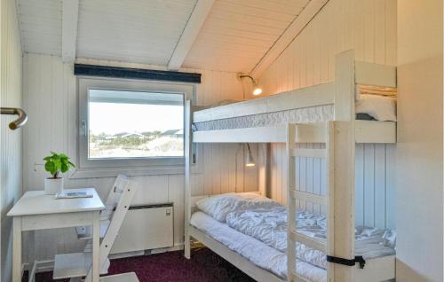 BjerregårdにあるLovely Home In Hvide Sande With House A Panoramic Viewの小さなベッドルーム(二段ベッド1組、デスク付)