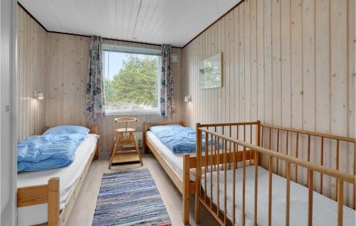 BolilmarkにあるNice Home In Rm With 3 Bedrooms, Sauna And Wifiのベッドルーム1室(二段ベッド2台、階段付)