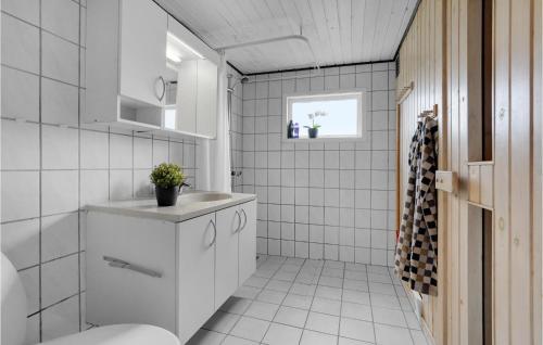 BolilmarkにあるNice Home In Rm With 3 Bedrooms, Sauna And Wifiの白いバスルーム(洗面台、トイレ付)
