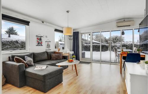 un soggiorno con un divano e un tavolo di Beautiful Home In Hejls With Wifi a Hejls