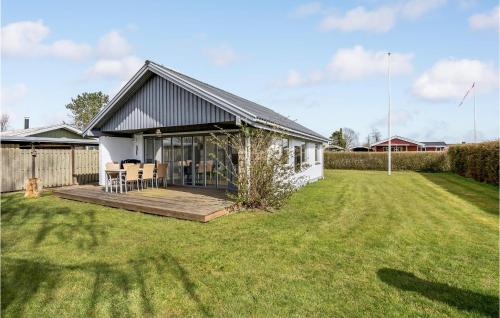 una piccola casa bianca con un ponte e un cortile di Beautiful Home In Hejls With Wifi a Hejls